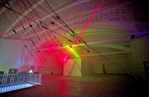 Una estructura metálica sostiene la iluminación que crea junto al sonido nuevos espacios. :: E. C./