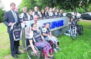 Los participantes en la expedición con Rosa Fernández y el delegado de Fluor en Asturias. :: PABLO NOSTI/