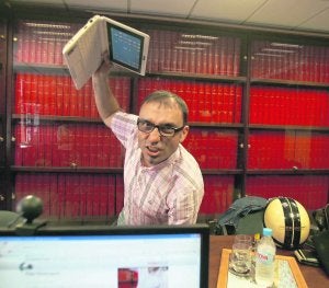 Félix Domínguez bromea con un portátil tras el videochat celebrado ayer. :: CITOULA/