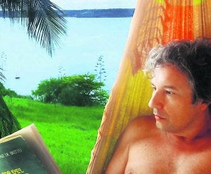 Rubén Figaredo descansa en una hamaca en Natal, en lugar en el que vive desde 2010. ::
E. C./