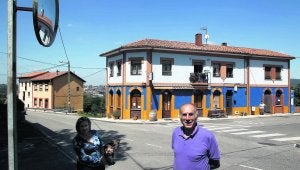 Tradición. Mateo Álvarez Muñiz y su esposa, en las proximidades del Caseron, negocio familiar desde hace décadas y el bar más antiguo de La Manjoya, donde elabora chorizo y morcilla./