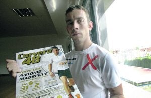 Antonio Madriñán con el cartel del reto solidario. :: SERGIO LÓPEZ/