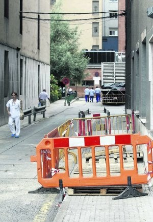 Las vallas muestran la zona en la que se detectó la avería del HUCA. Está situada junto al Hospital General y Rehabilitación. :: MARIO ROJAS/