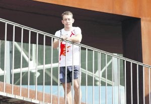 Antonio Madriñán, ayer en la pasarela que cruza las vías de tren en la plaza avilesina de Santiago López. :: MARIETA/