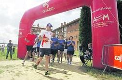 Madriñán, ayer en el momento de la salida, en la que estuvo acompañado de un grupo de voluntarios. :: SERGIO LÓPEZ/