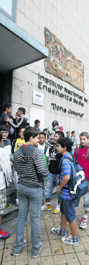 Alumnos del IES Doña Jimena, en el arranque del curso. :: LUIS SEVILLA/