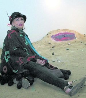 La desaparecida Pepa Osorio con la obra que donó a la Danae. ::
E. C./