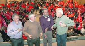 Antonio Pino, Ignacio Toxo, Cándido Méndez y Justo Braga, poco antes de iniciar el encuentro sindical con los delegados asturianos. :: J. PAÑEDA/