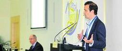 El médico Ángel Villamor abrió las jornadas de fisioterapia en el Palacio de Congresos. :: JESÚS DÍAZ/