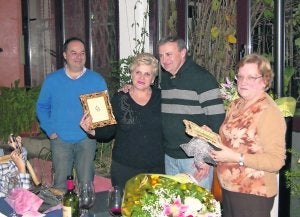 El alcalde y el teniente alcalde de Parres con las homenajeadas. ::
N. A./