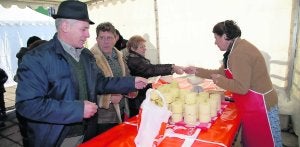Varias personas adquieren queso de los Beyos en el último certamen de esta variedad celebrado hace unas semanas en el municipio de Ponga. ::
NEL ACEBAL/