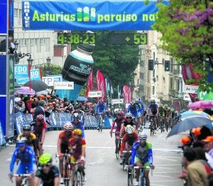 El pelotón sube Calvo Sotelo camino del Naranco. ::
M. ROJAS/