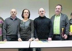 Elena González (FAPA Manuel Virgós), Enrique Fernández (CCOO), Ana Cano (Academia de la Llingua), Faustino Zapico (Suatea), Daniel Rodríguez y Maximina Fernández, ambos de FETE-UGT. :: M. ROJAS/