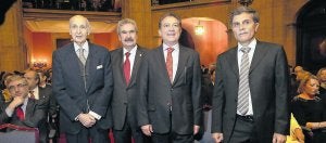Santiago Grisolía, presidente del jurado; Graciano Torre, consejero de Economía y Empleo; Enrique Macián, director general de Dupont Ibérica, y Francisco Tomás Barberán, el premiado en 2012. ::
J. DÍAZ/