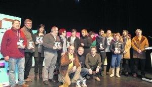 Foto de familia de los premiados con la alcaldesa de Gijón, el viceconsejero de Cultura y el concejal de Cultura. ::
JOAQUÍN BILBAO/