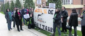 Algunos de los docentes concentrados ayer en Oviedo contra los planes de la Consejería de Educación. ::
MARIO ROJAS/