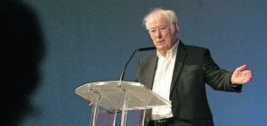 Seamus Heaney durante su recital de poesía en la cúpula del Centro Cultural Internacional Oscar Niemeyer. ::
SERGIO LÓPEZ/