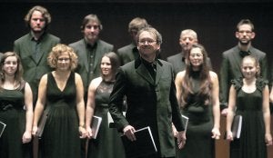 Peter Phillips dirigió ayer al León de Oro en el Teatro Jovellanos. :: PALOMA UCHA/