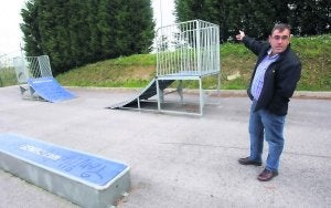 El concejal de Deportes de Nava, Nisén Díaz, en el lugar en el que se ubicará el aparcamiento. ::
PABLO NOSTI/