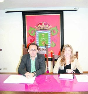 Luis Vázquez y Engracia Valle, ayer en la presentación. ::
E. C./
