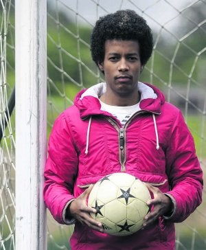 Bryan Jiménez, posa con un balón junto a una portería. ::
MARIO ROJAS/