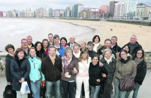 Guías, touroperadores y representantes de la organización, ayer, en el Campo Valdés. :: LUIS SEVILLA/
