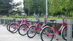 El punto de recogida de bicicletas en Las Meanas es el más utilizado y también el que más número de vehículos ofrece, 20. :: SERGIO LÓPEZ/