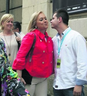 Mercedes Fernández saluda a David González, reelegido presidente de Nuevas Generaciones. :: CITOULA/