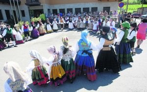 El grupo local Los Yerbatos bailaron ayer la Danza de la Oficialidá en Martimporra. :: PABLO NOSTI/