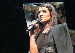 La cantante Bebe sobre el escenario del auditorio del Centro Niemeyer. :: MARIETA/