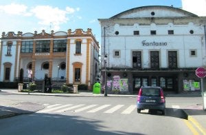 A la derecha, el edificio del antiguo Cine Fantasio, adquirido por el Ayuntamiento de Navia. :: I. G./