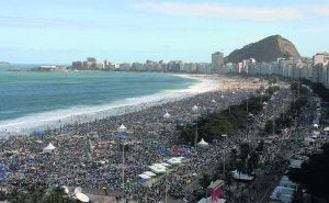La playa de Copacabana se abarrotó por completo de jóvenes para participar con el Papa Francisco en una vigilia de oración. ::
REUTERS/
