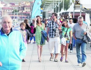 La presencia de visitantes en la feria fue constante durante la tarde. :: SERGIO LÓPEZ/
