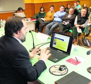 José Antonio Sáenz de Santamaría, durante su charla. ::
J. PETEIRO/