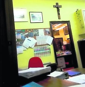 El crucifijo denunciado ayer por Asturias Laica. ::
E. C./