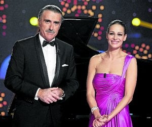 Juan y Medio y Eva González. ::
RTVE/