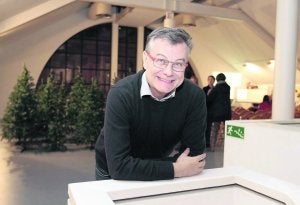 Miguel Cereceda ofreció ayer una charla en el Museo Barjola titulada 'Nuevas redes de actuación en el arte actual'. :: JORGE PETEIRO/