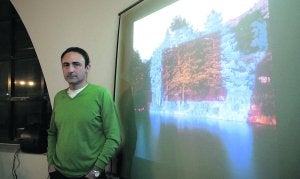 Javier Riera, que hoy cierra el certamen en el CCAI, ayer en el Barjola. ::
PALOMA UCHA/
