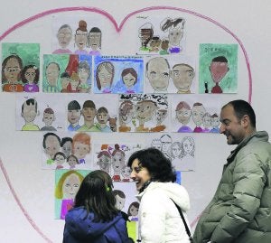 Una familia observa las obras, que reflexionan, precisamente, sobre el concepto de familia. . ::
MARIETA/