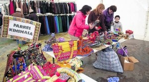 Mercadillo solidario, ayer en la villa de Arriondas. ::
NEL ACEBAL/