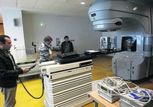 Los técnicos trabajan en el acelerador lineal que entrará en funcionamiento el próximo día 21. :: M. ROJAS/