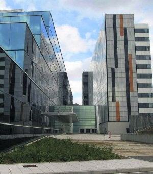 A la derecha, el edificio de hospitalización, donde habrá 488 habitaciones dobles y 88 individuales. A la izquierda, el bloque de las consultas externas. :: MARIO ROJAS/
