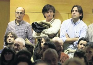 Carlos OLópez Otín sigue la charla entre el público. ::
MARIETA/