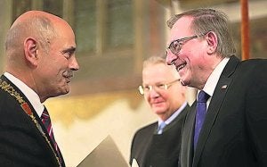 Karlheinz Götz (izquierda) recibe la medalla de Ratisbona. ::
R. D./