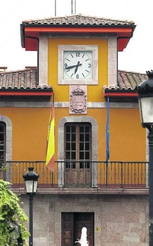 Casa Consistorial de Parres. ::
J. P./