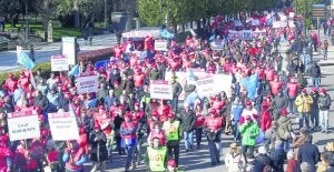 Cientos de manifestantes, a su paso por la calle Uría, se aproximan a la Junta General, donde finalizó el recorrido que comenzó en Colloto. :: FOTOS MARIO ROJAS / PABLO NOSTI/