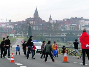 Los participantes en la jornada de juegos improvisaron un campo de fútbol sobre el asfalto. :: MARIO ROJAS/