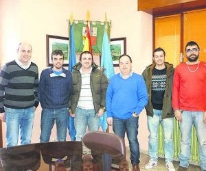 Trabajadores y alcalde. :: N. A./