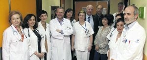 De izquierda a derecha, Consuelo Rayón, jefa de Hematología; Carlos Vallejo, director del trasplante hematopoyético; Faustino Blanco, consejero de Sanidad; Jaime Rabanal, gerente del Área IV; Antonio Álvarez, director de Atención Sanitaria, y Miguel Rodríguez, director del HUCA, con parte del equipo de Hematología del Hospital Central. ::
ALEX PIÑA/