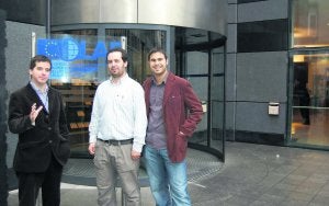 El eurodiputado Mikel Irujo, junto a Paulu Ríos y Brunu Gómez, ante las oficinas de Olaf. ::
E. C./
